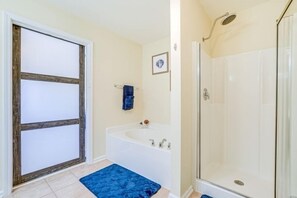 Hair dryer, towels, soap, shampoo - Spacious Retreat Near RDU ~ Pool, BBQ, Fast Wi-Fi & Easy Self Check-In (Morrisville)