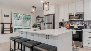 KĂŒhlschrank, Mikrowelle, Ofen, Herdplatte