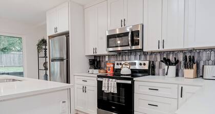 Hot Tub, Firepit & Giant Chess at Austin Hideaway