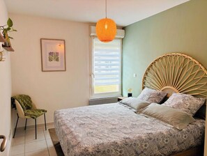1 chambre, fer et planche à repasser, lit parapluie, draps fournis