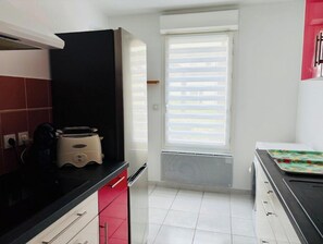 Kjøleskap, mikrobølgeovn, kokeplater og kaffetrakter/tekoker