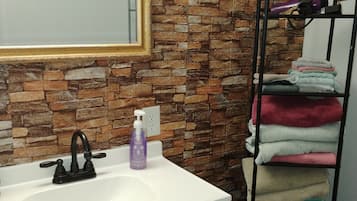 Secador de cabelo, toalhas de banho, sabonete, shampoo