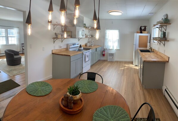 Kylskåp, mikrovågsugn, ugn och spishäll