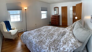 2 bedrooms, desk, iron/ironing board, WiFi
