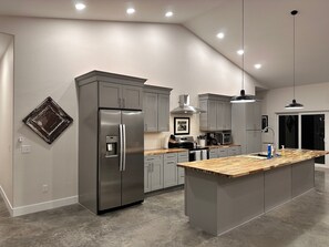 Réfrigérateur, four à micro-ondes, un four, surface de cuisson