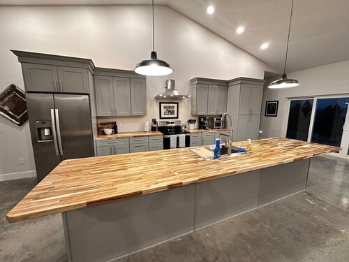 Expansive mountain panoramas with 3 Bed / 3 Bath and Great Room for Entertaining