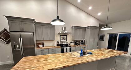 Expansive mountain panoramas with 3 Bed / 3 Bath and Great Room for Entertaining