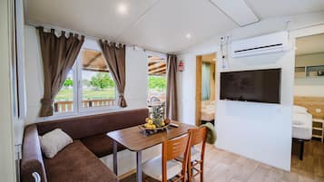 Nhà di động (Three Bedroom Mobile Home with Lake V) | Tiện nghi, dịch vụ nơi lưu trú