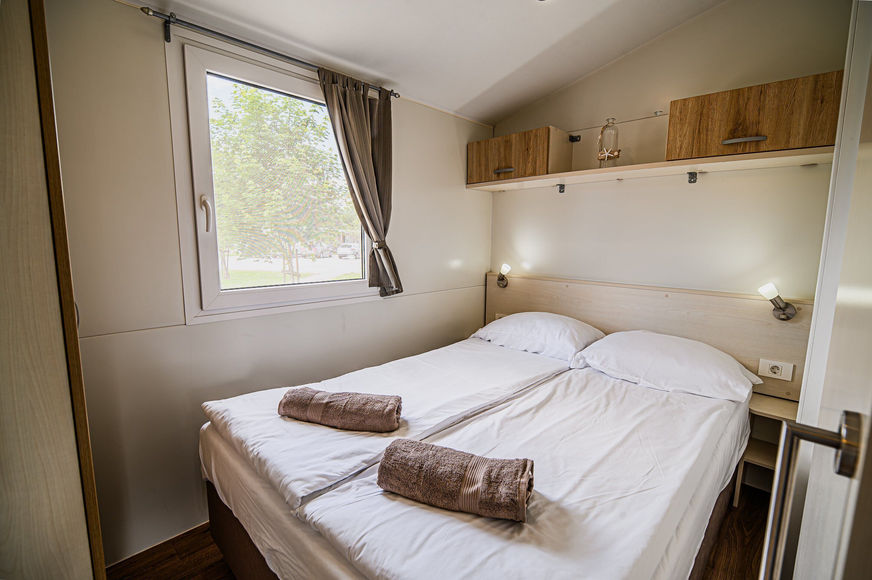 Stacaravan (One Bedroom Mobile Home with Lake Vie) | 12 slaapkamers