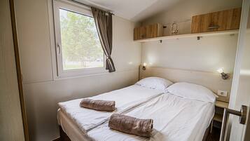 Stacaravan (One Bedroom Mobile Home with Lake Vie) | 12 slaapkamers