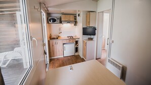 A compact kitchen with a microwave, sink, and small refrigerator. - Waterside Retreat Mobile Homes With Thermal Riviera Tickets (Brežice)