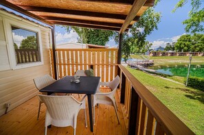 Mobil enhet (One Bedroom Mobile Home with Lake Vie) | Terrass/Patio