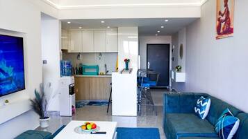 Comfort Apartment, Balcony, City View | Living area