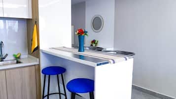 Réfrigérateur, micro-ondes, batterie de cuisine, vaisselle et ustensiles
