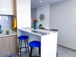 Geladeira, micro-ondas, talheres/pratos/utensílios de cozinha