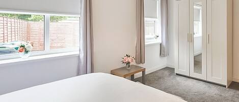 2 عدّة غرف نوم وواي فاي مجانًا وملاءات أسرّة