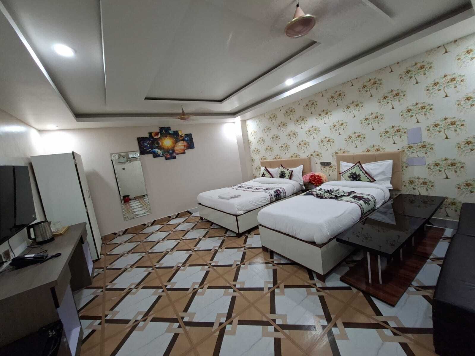 Triple Room | Desk, laptop workspace, soundproofing, free WiFi