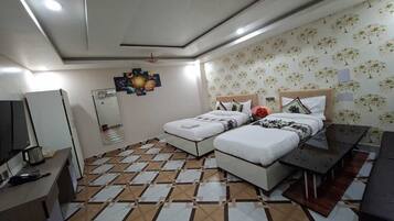 Triple Room | Desk, laptop workspace, soundproofing, free WiFi