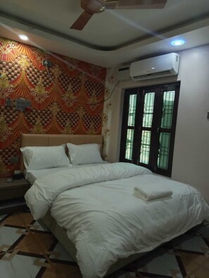 Desk, laptop workspace, free WiFi, bed sheets - HOTEL DEV INN (Dhangadhi)