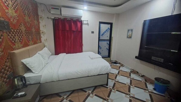 Desk, laptop workspace, free WiFi, bed sheets - HOTEL DEV INN (Dhangadhi)