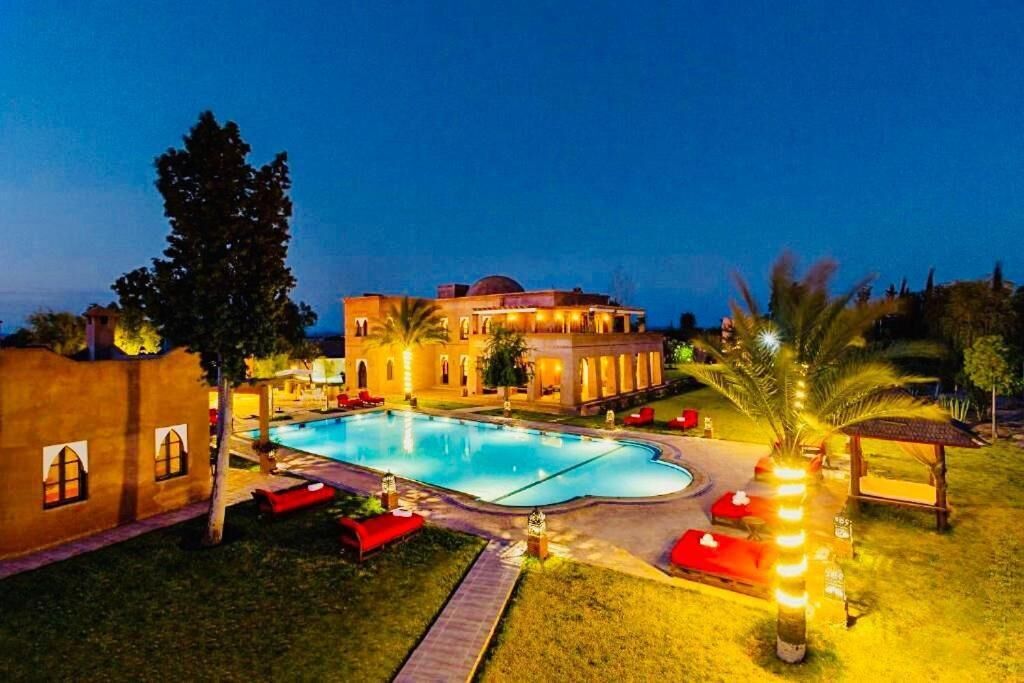 Piscina externa, guarda-sóis, espreguiçadeiras