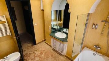 Suite – executive, balkong, bakgårdsutsikt | Bad