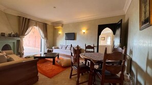 Deluxe-Suite, Balkon, Blick auf den Innenhof | Innenbereich