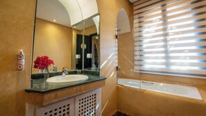 Executive Suite, Balcony, Courtyard View | Bathroom