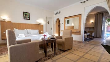 Habitación familiar, patio, vistas al jardín | Caja fuerte y wifi gratis