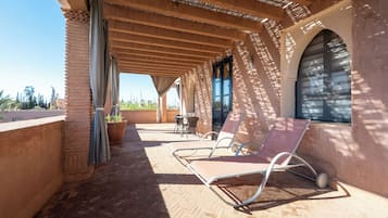 Executive Suite, Balcony, Courtyard View | Terrace/patio