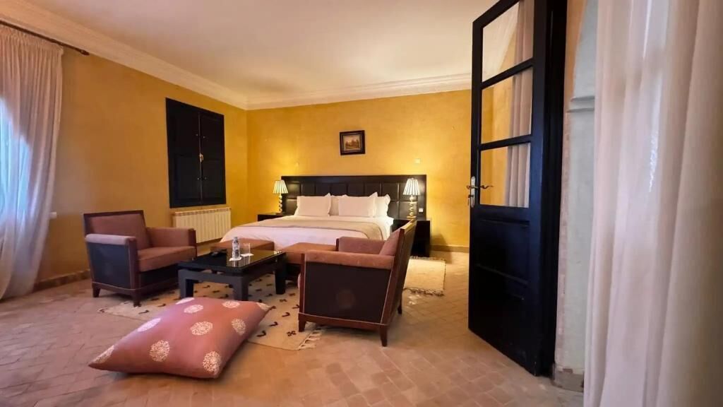 Executive-Suite, Balkon, Blick auf den Innenhof | Zimmersafe, Verdunkelungsvorhänge, kostenloses WLAN