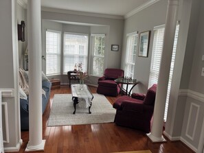 Smart TV, fireplace - 4-themed bedroom home in charming Haymarket with sauna & cinema theater room (Haymarket)