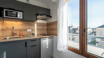 Een koelkast, een microgolfoven, een koffiezetapparaat/waterkoker