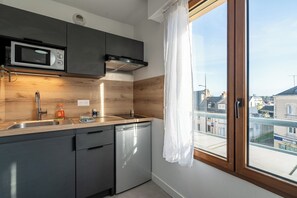 Geladeira, micro-ondas, cafeteira/chaleira