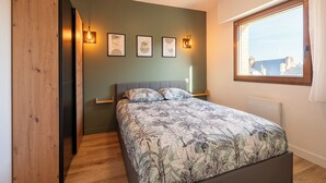 A bedroom with a bed, a window, and wall-mounted lights. - Le Rivage - Wifi - Centre-ville (Le Mans)
