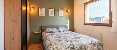 1 bedroom, travel crib, WiFi, bed sheets