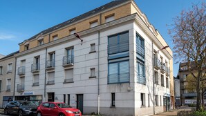 A multi-story building with a flat facade, large windows, and balconies. - Le Rivage - Wifi - Centre-ville (Le Mans)