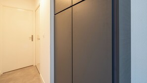 A hallway with a closed door and a sliding closet door. - Le Rivage - Wifi - Centre-ville (Le Mans)