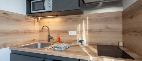 Réfrigérateur, micro-ondes, cafetière/bouilloire