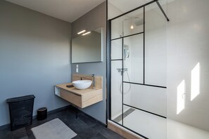 Articles de toilette gratuits, sèche-cheveux, serviettes fournies