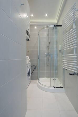 Apartamento Confort, 1 habitación, cocina básica, vistas a la ciudad | Baño | Secador de pelo, toallas, jabón y champú