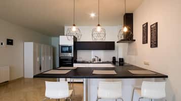 Appartamento Comfort, 1 camera da letto, angolo cottura, vista città | Angolo cottura privato | Frigorifero con congelatore, microonde, forno, piano cottura
