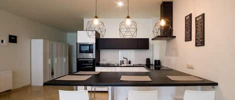 Refrigerador con freezer, microondas, horno, placa de cocina