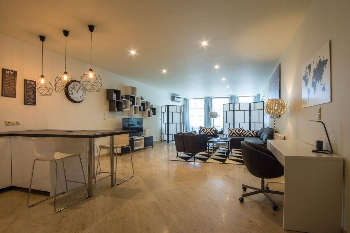 Un espacio habitable moderno con cocina, comedor y zona de estar.