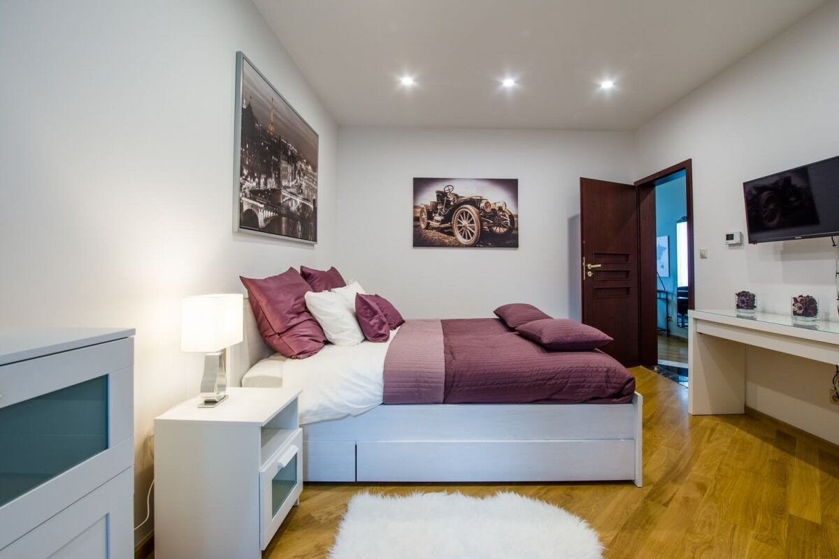 Appartement Exclusif, 1 chambre, coin cuisine, vue ville | Salle de séjour | Télévision à écran plat de 52 pouces avec chaînes numériques