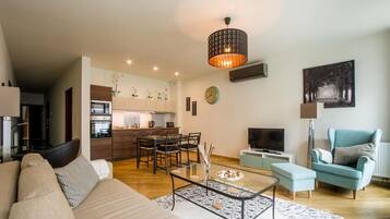 Comfort Apartment, 1 Bedroom, Kitchenette, City View | Living room