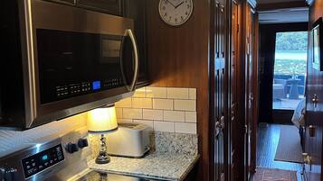 Micro-ondes, four, plaque de cuisson, lave-vaisselle