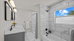 Dusj, hårføner, håndklær og såpe