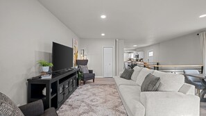 Smart TV, fireplace - Charming 4-bedroom house with AC, WiFi in delightful Pueblo (Pueblo)