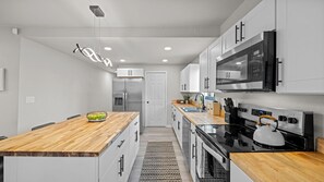 Réfrigérateur, four à micro-ondes, un four, surface de cuisson